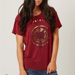 The Buckle Red Compass Rose Women’s Tee Size M